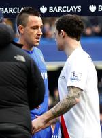 Nej. Wayne Bridge (til højre) viste tydeligt, hvad han mener om John Terry. 