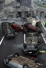 Bilerne væltede rundt på denne motorvej, da den kollapsede natten til lørdag som følge af jordskælvet, der målte 8,8, på Richter-skalaen. 