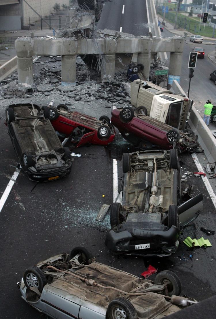 Bilerne væltede rundt på denne motorvej, da den kollapsede natten til lørdag som følge af jordskælvet, der målte 8,8, på Richter-skalaen. 