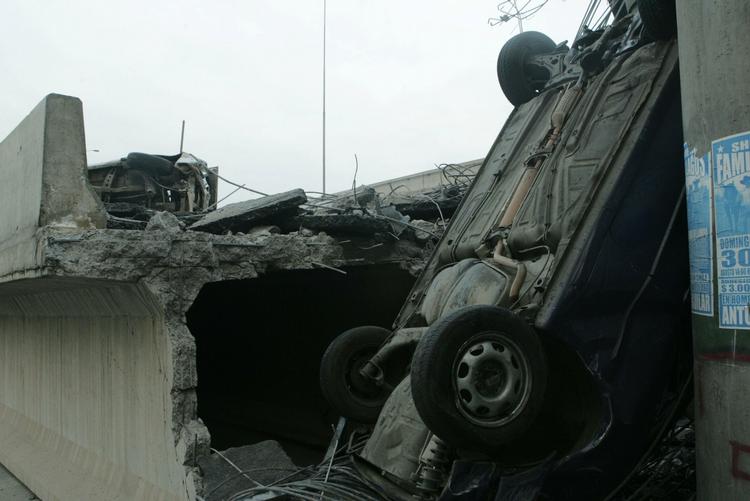 En bil røg ned i denne lomme af beton, da motorvejen kollapsede. 
