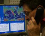 Tsunamien følges tæt i Pacific Tsunami Warning Center i Hawaii. Det tyder på at en 2,7 meter høj flodbølge har rejst sig i store dele af Stillehavet efter skælvet. 
