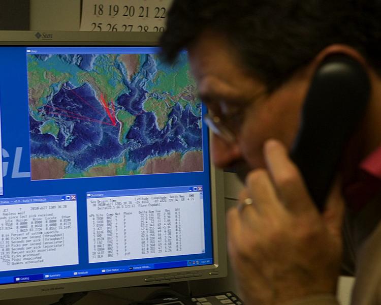 Tsunamien følges tæt i Pacific Tsunami Warning Center i Hawaii. Det tyder på at en 2,7 meter høj flodbølge har rejst sig i store dele af Stillehavet efter skælvet. 