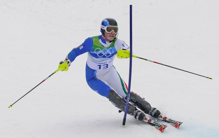 hurtigst. Aggressiv og elegant og hurtigst i første gennemløb. Italieneren Giuliano Razzoli har et forspring på 0,48 sekund. 