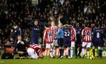 smerte. Mens Aron Ramsey vrider sig i smerte bliver Ryan Shawcross udvist af Peter Walton. 