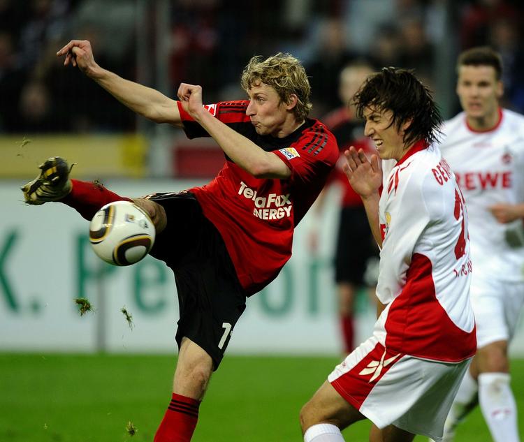 nullert. Trods denne akrobatiske øvelse fik Stefan Kiessling ikke scoret for Bayer Leverkusen. 