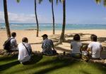 Ventetid. Der var udsendt tsunamiadvarsler på Hawaii, men flere turister satte sig alligevel godt til rette på stranden og ventede på bølgerne. Her er vi på Waikiki Beach i Honolulu. 