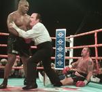knockout. Brian Nielsen røg i gulvet i tredje omgang i kampen mod Mike Tyson, som også vandt opgøret. Arkivfoto. 
