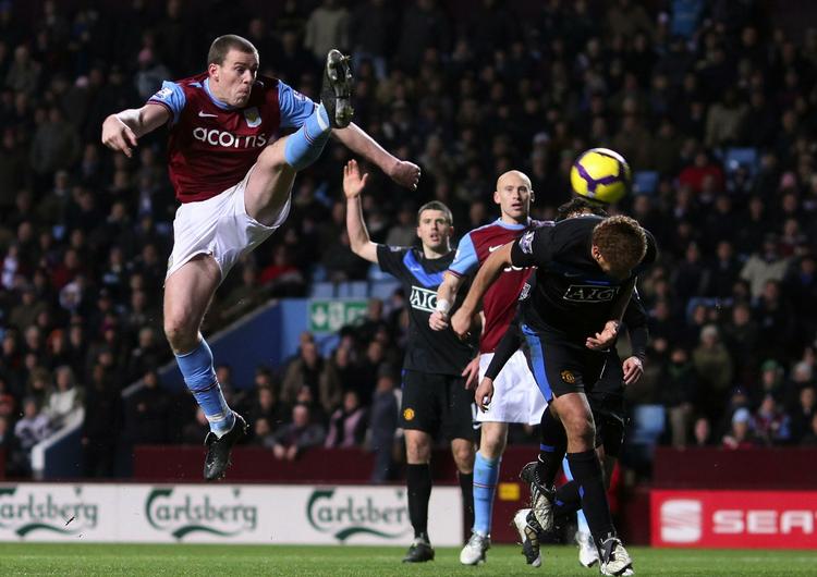 pokalfight. Aston Villa har tidligere i år slået Manchester United i Premier League. I dag klokken 16 står de to hold over for hinanden i årets første pokalfinale. Arkivfoto. 