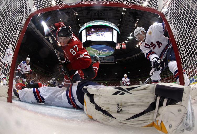 ærkefjender. Den første kamp mellem Canada og USA ved OL endte overraskende med amerikansk sejr. Arkivfoto. 