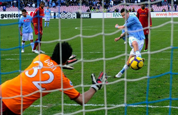 pointtab. Romas målmand Doni kan ikke holde straffesparket fra Napolis Marek Hamsik. 