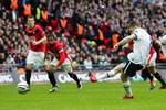 chokstart. James Milner scorer et hurtigt åbningsmål for Aston Villa på straffespark. Men Manchester United kom hurtigt tilbage i kampen. 