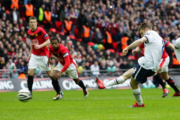 chokstart. James Milner scorer et hurtigt åbningsmål for Aston Villa på straffespark. Men Manchester United kom hurtigt tilbage i kampen. 