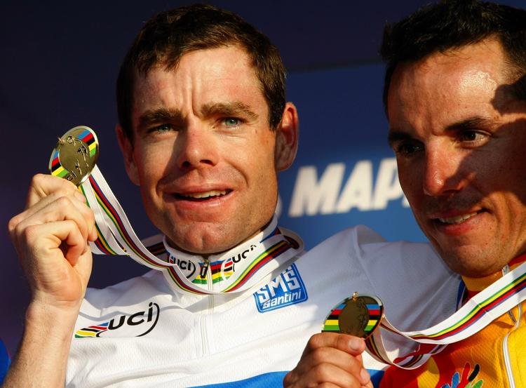 Cadel Evans med guldet fra VM i slutnignen af september. Verdensmesteren var ikke for fin til at hjælpe en af holdkammeraterne til sejr i dag. Arkivfoto. 