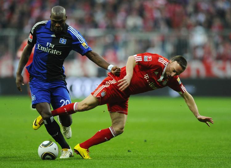 tophold. Franck Ribery bliver måske nok væltet af HSV's Guy Demel, men Bayern-spilleren endte som matchvinder. 