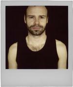 Joker. Mick Øgendahl er aktuel med sit nye show 'Propaganda'. Politikens Kim Faber er taget med komikeren på arbejde for at se ham over skulderen. 