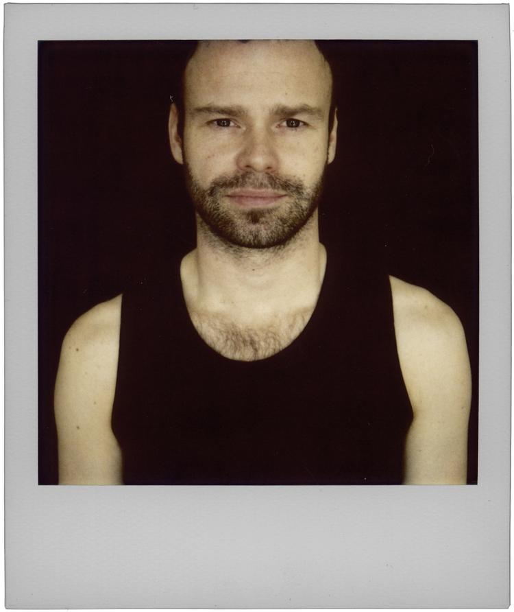 Joker. Mick Øgendahl er aktuel med sit nye show 'Propaganda'. Politikens Kim Faber er taget med komikeren på arbejde for at se ham over skulderen. 