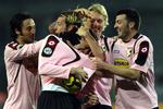 tophold. Simon Kjær og holdkammeraterne jubler over målet, der rykker Palermo frem på en fjerdeplads i rækken. 