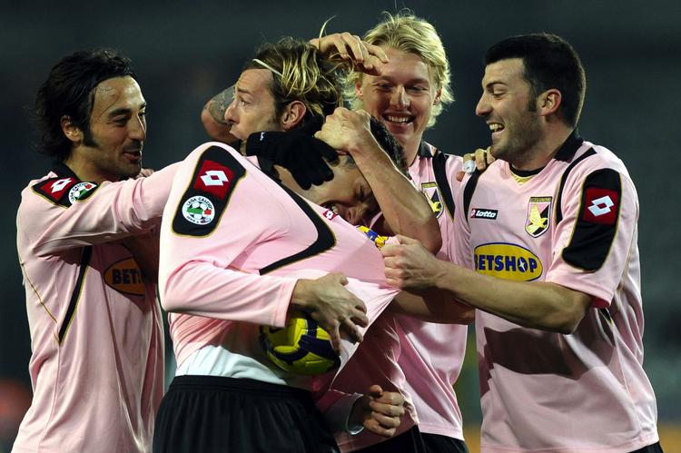 tophold. Simon Kjær og holdkammeraterne jubler over målet, der rykker Palermo frem på en fjerdeplads i rækken. 