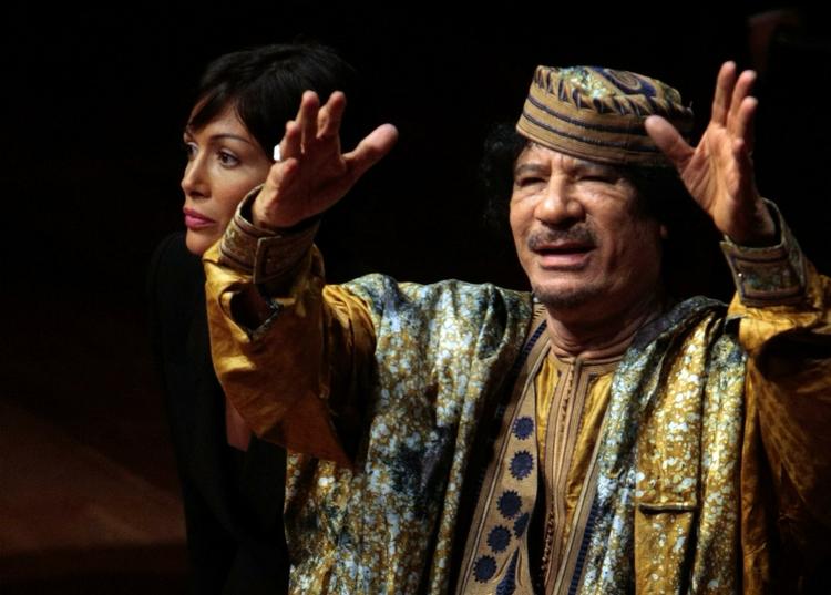 Diktator. Libyens Gaddafi plejer at falde ned på jorden igen, når raseriet er fordampet - eller overhalet af nye manier. 