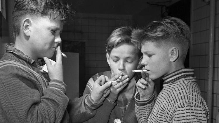 I gamle dage var det langt fra et særsyn, at skoleleverne tog sig en smøg i frikvarterne. 