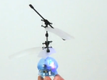 Hils på en flyvende pixel. Sæt tusindvis af disse små lysende helikoptere sammen i en intelligent sværm, og du har en ægte 3D-skærm. 