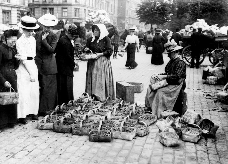 Bæredygtig. Spånkurven i sin storhedstid - her på Københavns grønttorv omkring 1910. Foto: Københavns Bymuseum