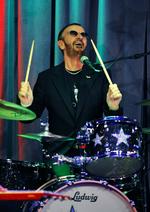 Selv et ur, der er gået i stå, viser rigtigt to gange i døgnet. Sådan er det åbenbart også med Ringo Starr, der trods alt har sine momenter på nyt album. Foto: Vince Bucci/AP 