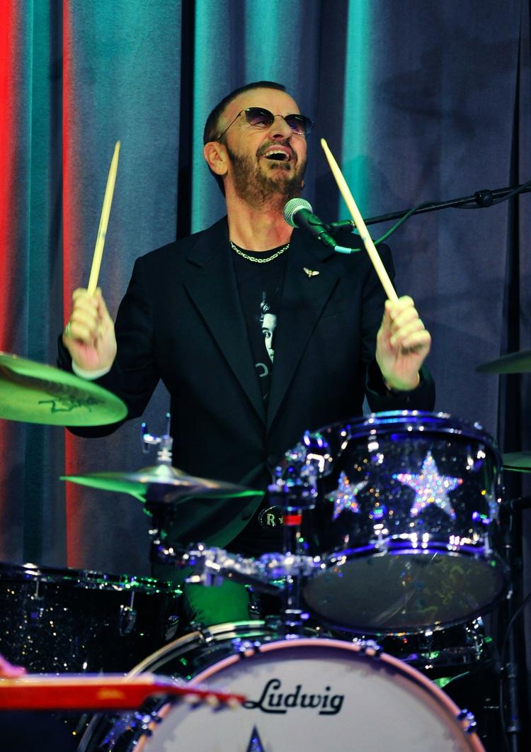 Selv et ur, der er gået i stå, viser rigtigt to gange i døgnet. Sådan er det åbenbart også med Ringo Starr, der trods alt har sine momenter på nyt album. Foto: Vince Bucci/AP 