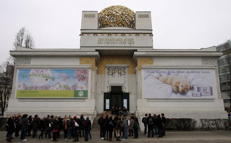 Secession. Folk står i kø udenfor kunstmuseet i Wien, der ellers er bedst kendt for sine Gustav Klimt-værker. 