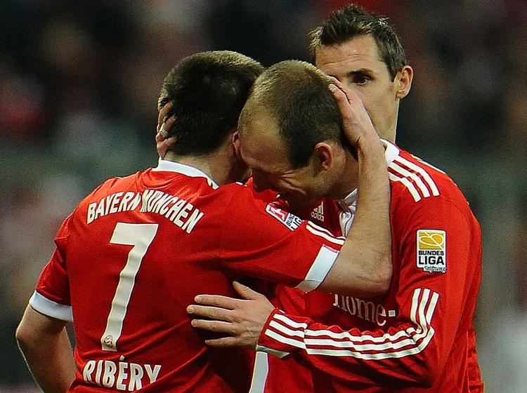 'Robbery'. Arjen Robben (til højre) og Franck Ribery jubler efter franskmandens afgørende scoring mod HSV. 