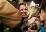 Velkommen. Camilla Broe fik et knus af sin søster, da hun trådte ud i ankomsthallen. 