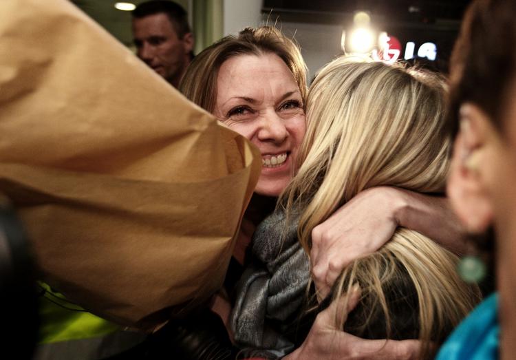 Velkommen. Camilla Broe fik et knus af sin søster, da hun trådte ud i ankomsthallen. 