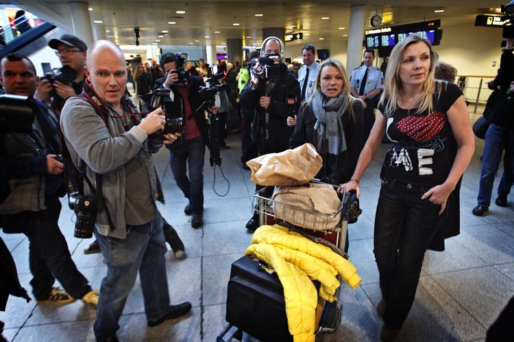 FARVEL. Camilla Broe bliver fulgt til dørs af fotografer og journalister. 