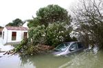 Mindst 48 er omkommet under en voldsom storm i Frankrig. Flere steder i Europa er ramt. 