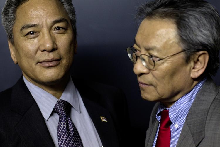 Udsending. Kelsang Gyaltsen (tv) er Dalai Lamas udsending i forhandlingerne med Kina. Han ledsages under sit ophold i Danmark af Thubten Samdup (th) fra Tibets interessekontor i London. 