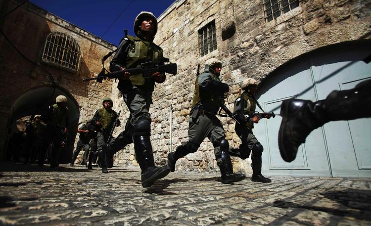 Jerusalem. Israel skærper sikkerheden i Jerusalem efter søndagens sammenstød med palæstinensere. 