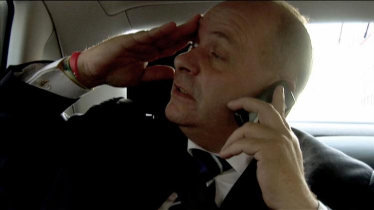 Exit. Det er nok  første gang, man ser en dansk minister nærmest skrive sin egen politiske nekrolog for lydløst registrerende  kamera. Foto fra filmen 