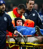 Uheld. Petr Cech faldt uheldigt ned på græsset efter et indgreb og skal nu holde pause i en periode med masser af vigtige kampe. 