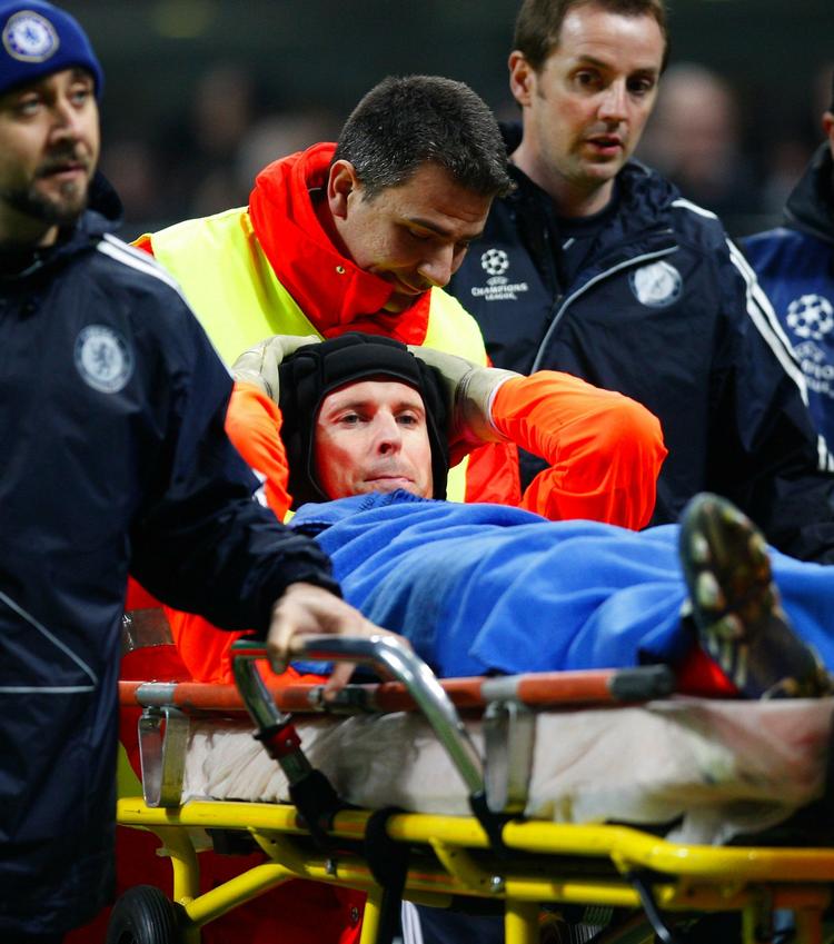 Uheld. Petr Cech faldt uheldigt ned på græsset efter et indgreb og skal nu holde pause i en periode med masser af vigtige kampe. 