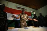 LEDER. Major Salou Djibo står foran Nigers flag i dagene efter, at han ledede en militærjunta i et succesfuldt kupforsøg mod Nigers siddende præsident. 