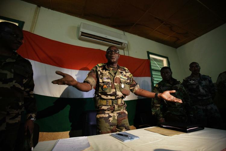 LEDER. Major Salou Djibo står foran Nigers flag i dagene efter, at han ledede en militærjunta i et succesfuldt kupforsøg mod Nigers siddende præsident. 