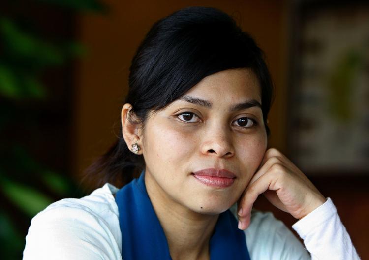 STOKKESLAG. Kartika Sari Dewi Shukarno er blevet dømt til for at drikke en øl i en hotelbar.  Nu skal hun drøfte straffen med kongefamilie. 