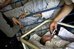 Jordemoderforeningen mener, det er et stort problem, at nybagte fædre på nogle hospitaler ikke må overnatte. 