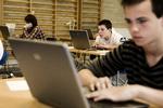 De nationale test skulle været sat i gang allerede i 2007, men det tog længere tid end ventet at få den ønskede kvalitet i testene. Og de er tilsyneladende ikke helt klar endnu. 