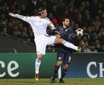 superliga. Selv om gælden presser de største fodboldklubber, så går det fremad med omsætningen på den økonomiske top-20. På fotoet kæmper Real Madrid mod Lyon - to hold i hver sin ende af tabellen. Arkivfoto. 