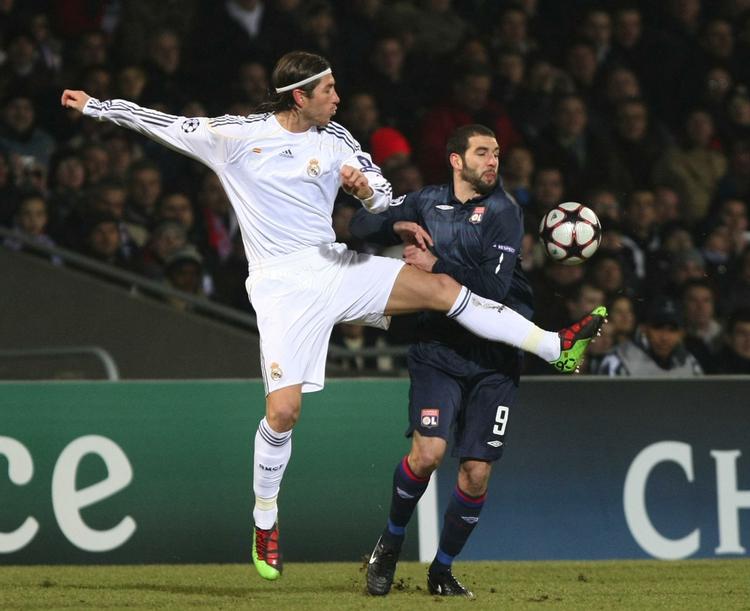 superliga. Selv om gælden presser de største fodboldklubber, så går det fremad med omsætningen på den økonomiske top-20. På fotoet kæmper Real Madrid mod Lyon - to hold i hver sin ende af tabellen. Arkivfoto. 