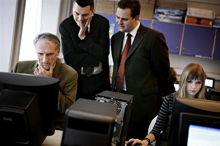 De nye nationale test til 600.000 danske skoleelever blev prøvekørt for to år siden af daværende undervisningsminister Bertel Haarder (V) og elever fra 8. klasse på Skolen på La Cours Vej. Systemet virker stadig ikke og er i øvrigt ubrugeligt, mener Lærerforeningens formand.  Bertel Haarder, Jan Jørgensen (V), Frederiksbergs tidligere borgmester Mads Lebech og Nellie fra 8. y. 