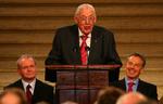 Forsoning. Billedet er fra det nordirske parlament i maj 2008, hvor Ian Paisley er på talerstolen, flankeret af Martin McGuiness (tv) og daværende premierminister Tony Blair (th) 