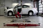 Toyota har tilbagekaldt en stor del af deres modeller fordi der er problemer med speederen. Her er mekaniker Lars Knudsen igang med en Avensis. 