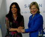 OLIESTRID.  Hillary Clinton besøger Cristina Fernández de Kirchner for at tale om oliestrid mellem Argentina og Storbritannien. 